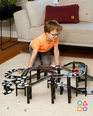 🏎️💨 Pripraviť sa, pozor, štart! 💨🏎️ S Coblo magnetickou pretekárskou dráhou zažijú deti poriadnu jazdu plnú kreativity a...